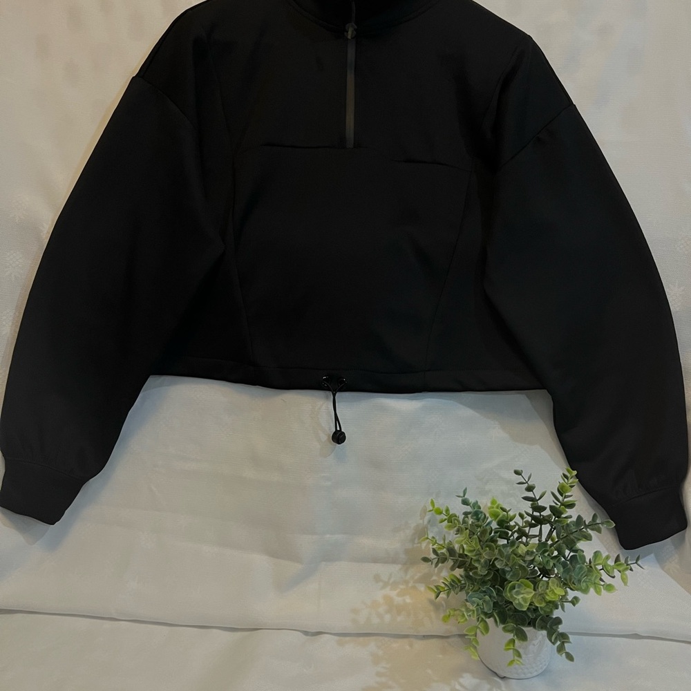 Black Cropped Pullover Sweatshirt